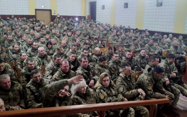 Люди, які тримають мирне небо